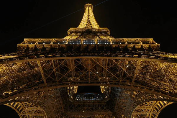 París, Francia, 27 de marzo de 2017: Torre Eiffel con iluminación nocturna — Foto de Stock