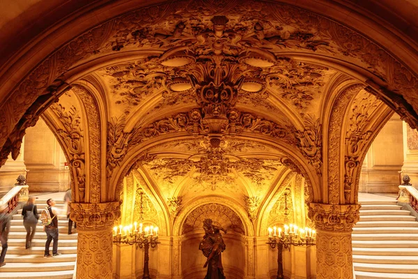 Paris, France, 31 mars 2017 : Vue intérieure de l'Opéra national de Paris Garnier, France. Il a été construit de 1861 à 1875 pour l'Opéra de Paris — Photo