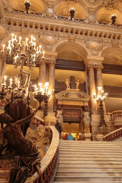 París, Francia, 31 de marzo de 2017: Vista interior de la Ópera Nacional de París Garnier, Francia. Fue construido entre 1861 y 1875 para la Ópera de París. —  Fotos de Stock