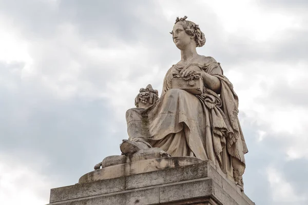 Paris, França, 28 de março de 2017: alegada estátua da França Vitoriosa, perto do Arco do Triunfo do Carrossel, Paris — Fotografia de Stock