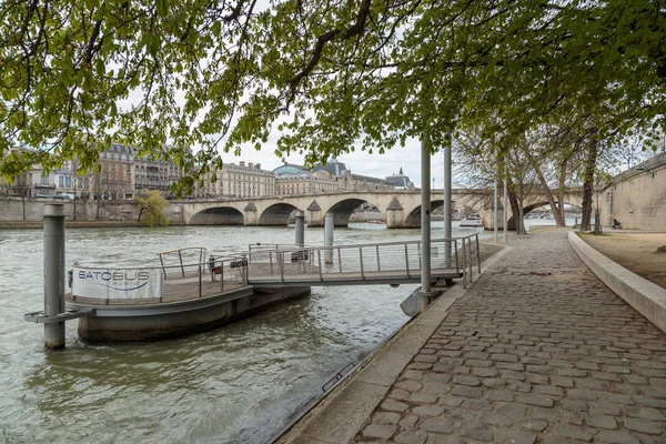 Paris, Frankreich, 28. März 2017: romantisches Paris. der malerische Damm der Seine — Stockfoto