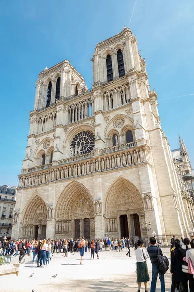 Párizs, Franciaország, március 27-2017: Turisták a Cathédrale Notre Dame de Paris a híres katedrális 1163-1345 a Cite sziget keleti felének — Stock Fotó