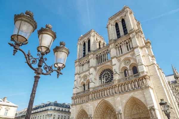 Paris, Frankrike, mars 27 2017: Turister som besöker Cathedrale Notre Dame de Paris är en mest berömda katedral 1163-1345 på den östra halvan av ön Cite — Stockfoto