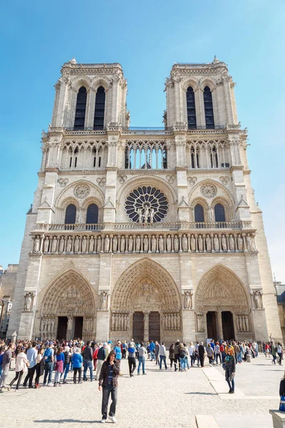 Paris, France, 27 mars 2017 : Les touristes visitant la cathédrale Notre-Dame de Paris est une cathédrale la plus célèbre 1163 1345 sur la moitié orientale de l'île de la Cité — Photo