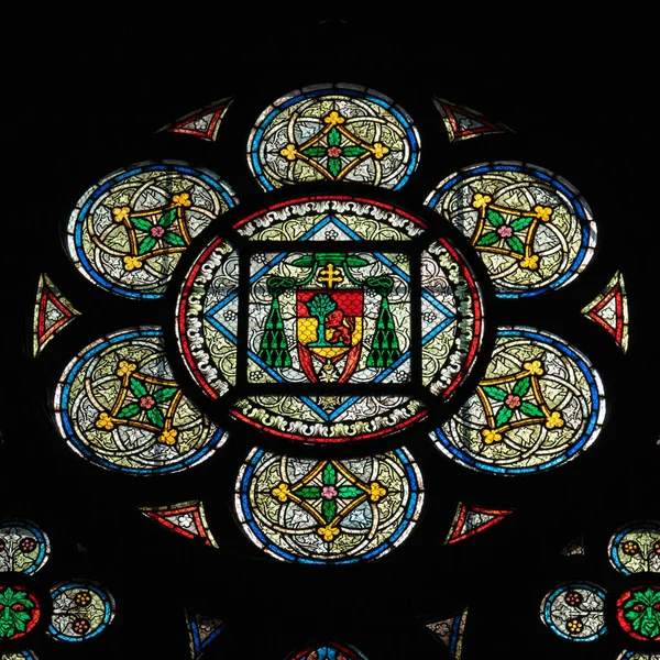 Paris, France, March 27 2017: Famous Notre Dame cathedral stained glass. UNESCO World Heritage Site. Paris, France — Stock Photo, Image