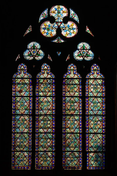 París, Francia, 27 de marzo de 2017: Famoso vitral de la catedral de Notre Dame. UNESCO Patrimonio de la Humanidad. París, Francia — Foto de Stock