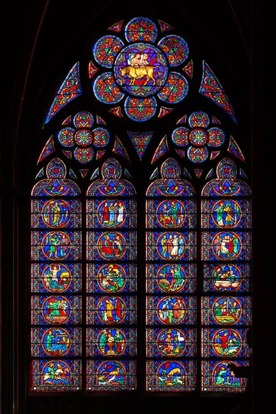 París, Francia, 27 de marzo de 2017: Famoso vitral de la catedral de Notre Dame. UNESCO Patrimonio de la Humanidad. París, Francia — Foto de Stock