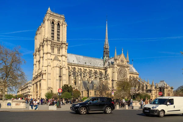 París, Francia, 27 de marzo de 2017: Los turistas que visitan la catedral de Notre Dame de París es la catedral más famosa 1163 - 1345 en la mitad oriental de la isla de Cite — Foto de Stock