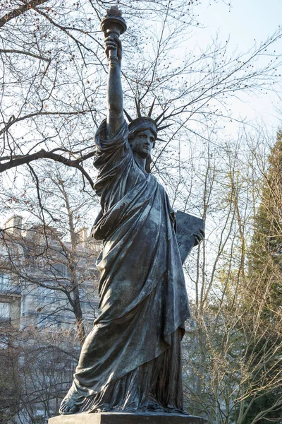 Párizs, Franciaország, március 27-2017: A Jardin du Luxembourg, Párizs, 6. Marsanne ad otthont egy kis másolata a Szabadság-szobor — Stock Fotó