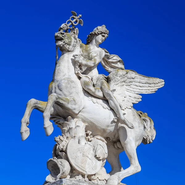 Paris, França, 28 de março de 2017: A estátua de Renommee, ou a fama do rei, montando o cavalo Pegasus em 27 de março de 2014 em Paris. Agora a escultura está na entrada oeste do Jardim das Tulherias — Fotografia de Stock
