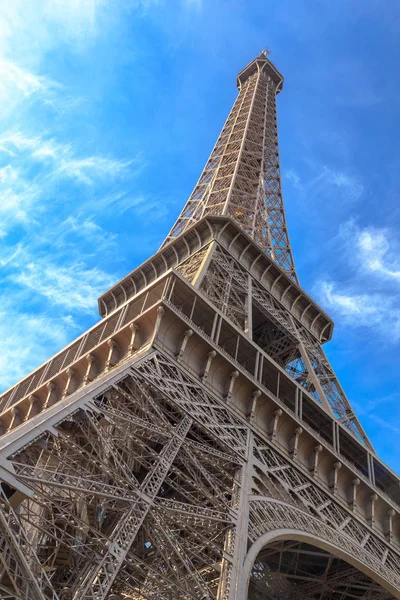 Paris, France, March 30 2017: Tower Eiffel, Paris, seen from the park — Stock Photo, Image