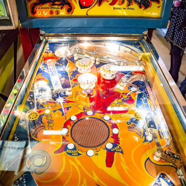 Budapest, Hongarije - 25 maart 2018: Pinball museum. Pinball tafel close-up uitzicht op vintage machine — Stockfoto