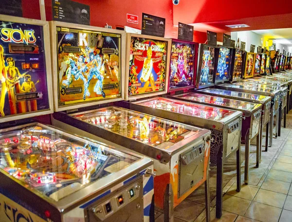 Budapest, Hungary - 2018 년 3 월 25 일 : Pinball museum. 빈티지 머신을 가까이서 볼 수있는 핀볼 테이블 — 스톡 사진