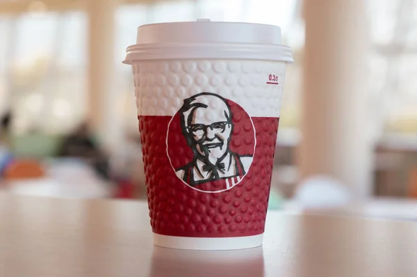 Mosca, Russia, 11 ottobre 2018: Caffè in bicchieri di carta con logo KFC sul tavolo al KFC — Foto Stock