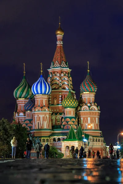 Moskva, Rusko. 4. října 2018: St. nachází kostel v Rudé náměstí, Moskva v noci s davy chodit. Pohled při pohledu ze státního historického muzea — Stock fotografie