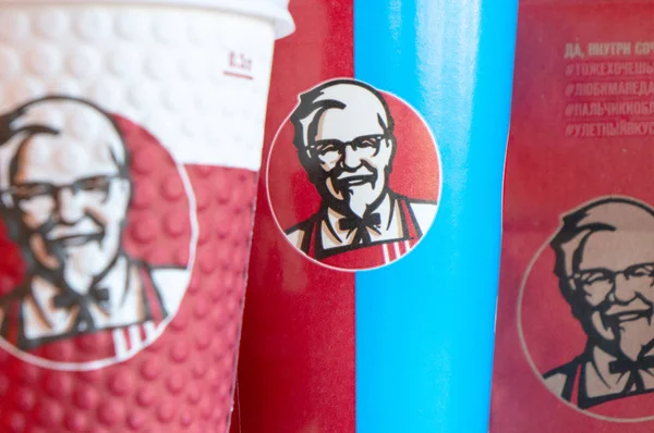 Mosca, Russia, 11 ottobre 2018: Caffè in bicchieri di carta con logo KFC sul tavolo al KFC — Foto Stock