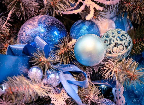 Traditionele kerstmis of nieuwjaar gedecoreerde dennenboom — Stockfoto