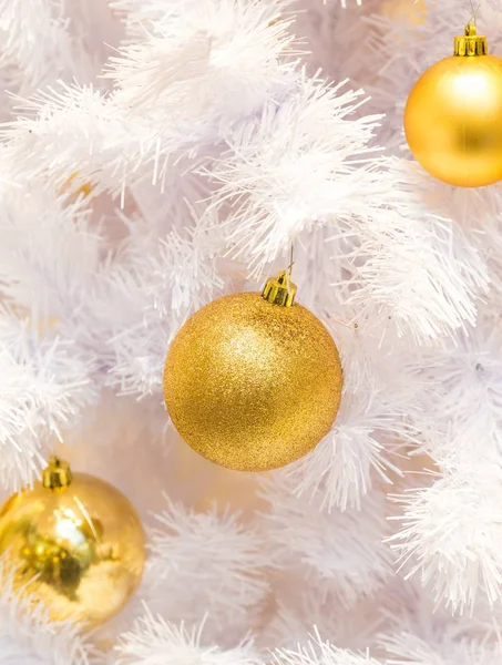 伝統的なクリスマスや新年の装飾モミの木 — ストック写真