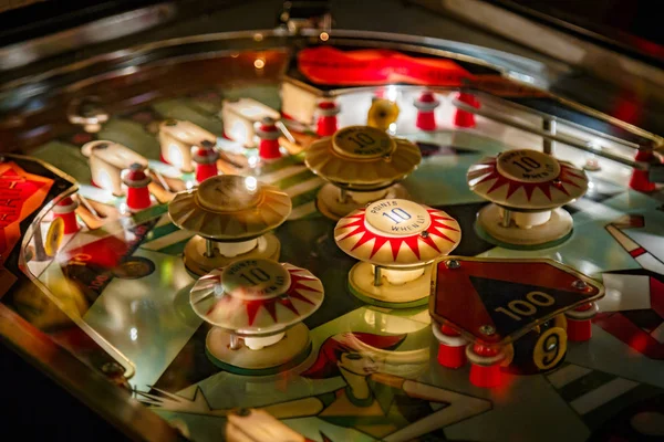 Budapest, Hungary - 2018 년 3 월 25 일 : Pinball museum. 빈티지 머신을 가까이서 볼 수있는 핀볼 테이블 — 스톡 사진