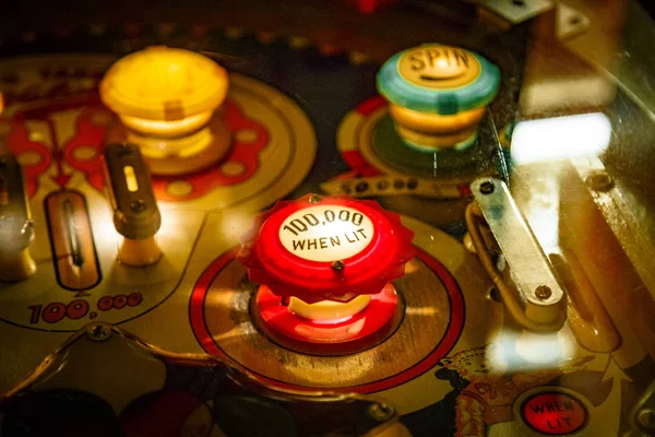 Budapest, Hongarije - 25 maart 2018: Pinball museum. Pinball tafel close-up uitzicht op vintage machine — Stockfoto