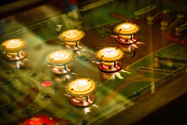 Budapeste, Hungria - 25 de março de 2018: Pinball museum. Mesa de pinball close-up vista da máquina vintage — Fotografia de Stock