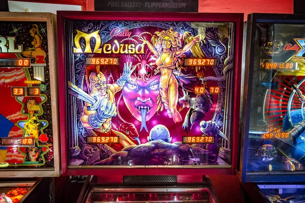 Budapest, Hungary - 2018 년 3 월 25 일 : Pinball museum. 빈티지 머신을 가까이서 볼 수있는 핀볼 테이블 — 스톡 사진