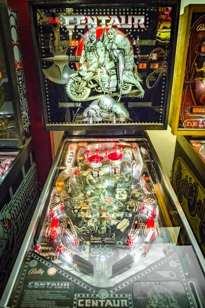 Budapeşte, Macaristan - 25 Mart 2018: Pinball Müzesi. Pinball masası eski makinenin görüntüsünü kapat — Stok fotoğraf