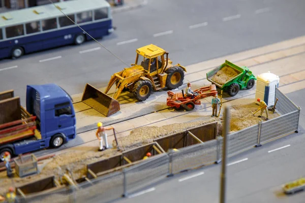 Vista del sitio de construcción de los mini trabajadores de juguetes y vehículos — Foto de Stock