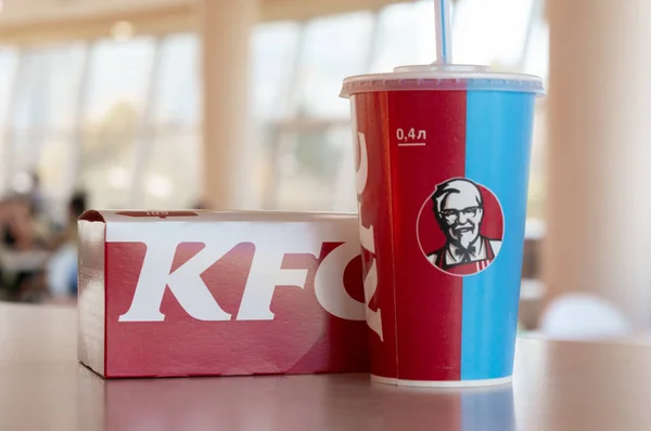 Mosca, Russia, 11 ottobre 2018: Polli KFC fritti e bevande nel ristorante KFC — Foto Stock