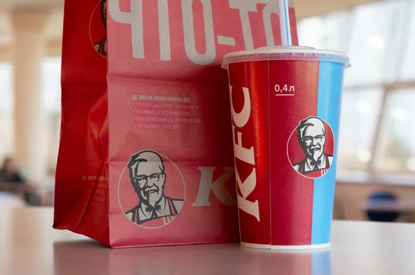 Moscou, Rússia, 11 de outubro de 2018: KFC Chickens, frito francês e bebida no restaurante KFC — Fotografia de Stock