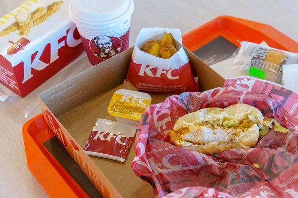 Moscú, Rusia, 11 de octubre de 2018: KFC Pollos, fritos y bebidas en el restaurante KFC — Foto de Stock