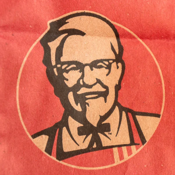 Moscou, Russie, 11 octobre 2018 : Logo KFC sur un sac en papier de colonel Sanders, fondateur de kfc — Photo