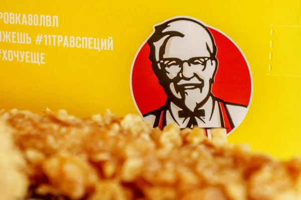 Москва, Россия, 11 октября 2018 года: KFC Chickens, жареный и напиток на французском языке в ресторане KFC — стоковое фото