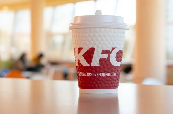 Moskva, Rusko, 11 října 2018: Káva v papírových kelímků s logem Kfc na stole v Kfc — Stock fotografie