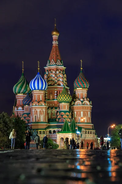 Moskva, Rusko. 4. října 2018: St. nachází kostel v Rudé náměstí, Moskva v noci s davy chodit. Pohled při pohledu ze státního historického muzea — Stock fotografie
