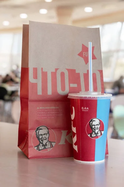 Moscou, Rússia, 11 de outubro de 2018: KFC Chickens, frito francês e bebida no restaurante KFC — Fotografia de Stock