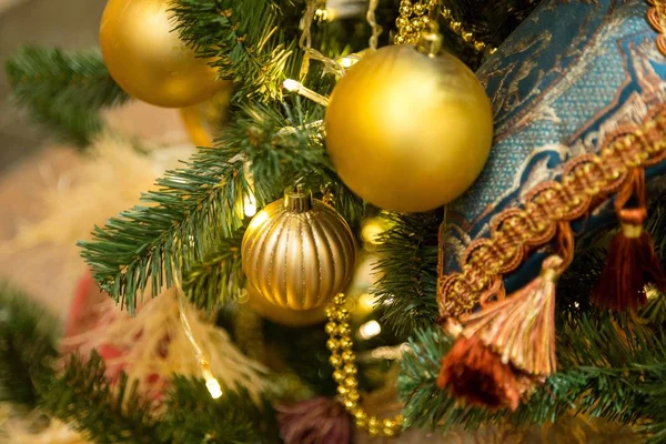 Hagyományos karácsonyfa vagy szilveszter díszített fenyő — Stock Fotó