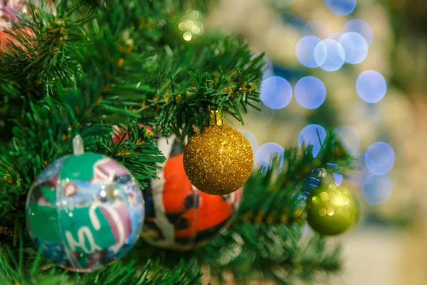Διακοσμημένο χριστουγεννιάτικο δέντρο στο δωμάτιο closeup — Φωτογραφία Αρχείου