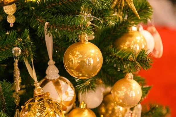 Röda juldekorationer och snöiga inredda pine cone tabell mittpunkten. Nya året bakgrund med arrangemang i korg — Stockfoto