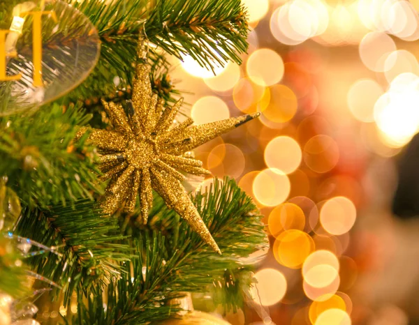 Φόντο για χειμερινές γιορτές με διακόσμηση χριστουγεννιάτικο δέντρο — Φωτογραφία Αρχείου
