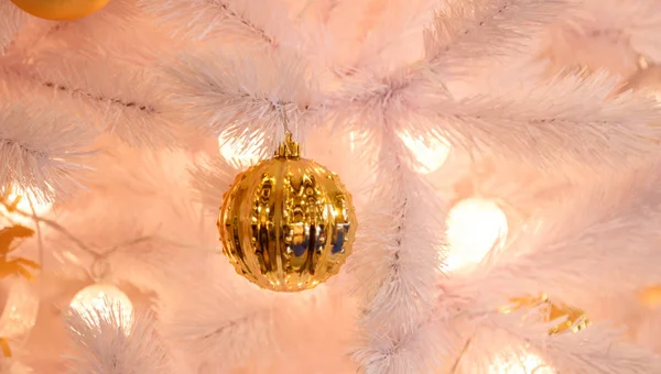 装飾された木とデフォーカスライトのゴールドクリスマスの背景 — ストック写真