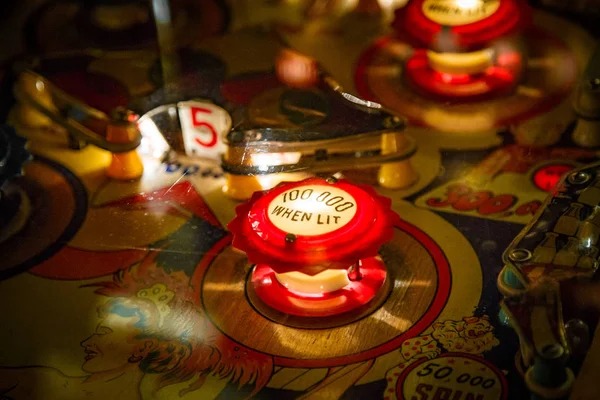 Budapest, Hungría - 25 de marzo de 2018: Pinball museum. Mesa Pinball vista de cerca de la máquina vintage —  Fotos de Stock