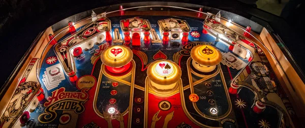 Budapest, Hongarije - 25 maart 2018: Pinball museum. Pinball tafel close-up uitzicht op vintage machine — Stockfoto