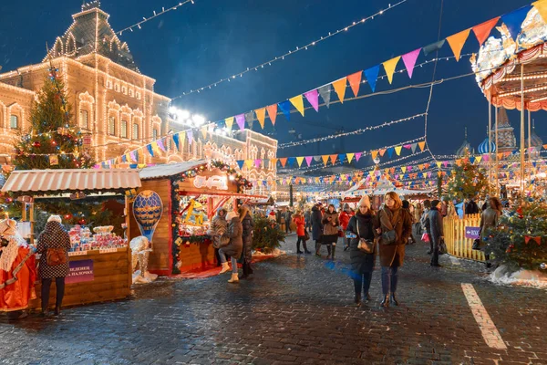 Moscú, Rusia - 5 de diciembre de 2017: Árbol de Navidad Trade House GUM en la Plaza Roja de Moscú, Rusia —  Fotos de Stock