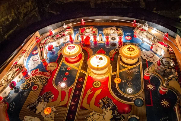 Budapest, Hongarije - 25 maart 2018: Pinball museum. Pinball tafel close-up uitzicht op vintage machine — Stockfoto