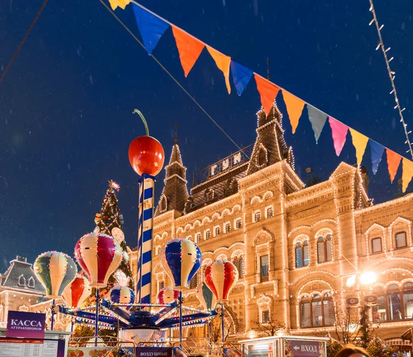Москва, Россия, 5 декабря 2017 года: Москва украшена к новогодним и рождественским праздникам. Ярмарка ГУМ на Красной площади — стоковое фото