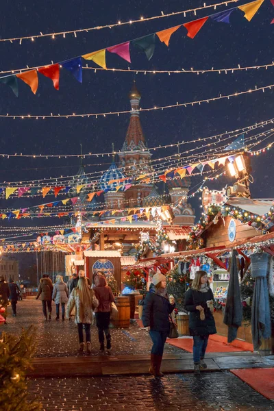 Moscú, Rusia, 5 de diciembre de 2017: Decoración festiva en las calles de la ciudad. Navidad y Año Nuevo en Moscú, Rusia. Plaza Roja —  Fotos de Stock