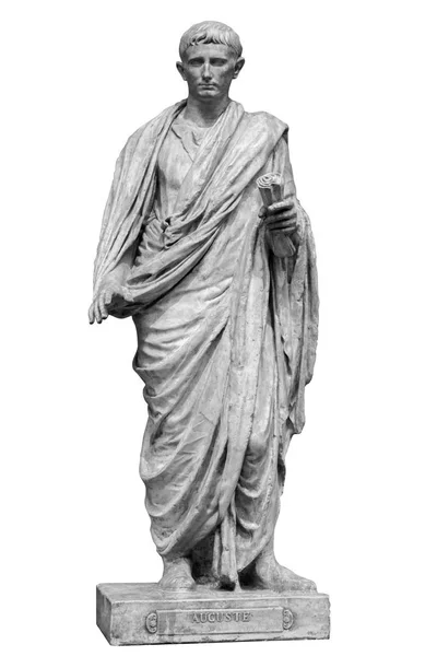 Цезарь Октавиан Август римский император, приёмный сын Юлия Цезаря. Изолированная статуя на белом — стоковое фото