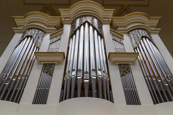 Primo piano del moderno tubo di organo in acciaio — Foto Stock