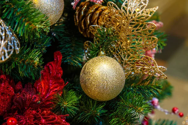 Red Bauble colgando de una rama de un árbol de Navidad. Profundidad de campo superficial —  Fotos de Stock